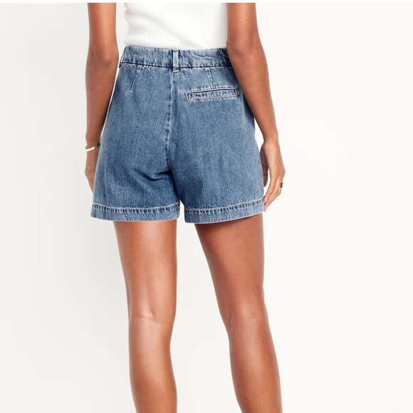 - NWT OLD NAVY Extra High-Waisted Taylor Trouser Short5-inch inMedium Wash - Picture 6 of 9